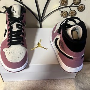 Brand New Womens Air Jordan 1 Mid SE